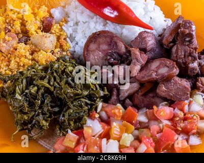 Plat avec feijoada, cuisine brésilienne typique. Banque D'Images