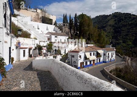 Barranco de los Negros, une petite rue à flanc de colline dans le quartier tzigane de Sacromonte, Grenade, Andalousie, Espagne. Banque D'Images