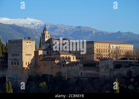 L'Alhambra baignait dans la lumière du soleil du soir avec la chaîne de montagnes de la Sierra Nevada en arrière-plan. Grenade, Andalousie, Espagne. Banque D'Images