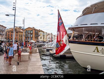 Célèbre port de Saint Tropez - St TROPEZ, FRANCE - 13 JUILLET 2020 Banque D'Images