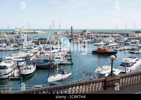 Ramsgate - juillet 13 2020 les bateaux se déplacent dans le port historique Royal sur le point que le pont entre le bassin intérieur et extérieur est en hausse Banque D'Images