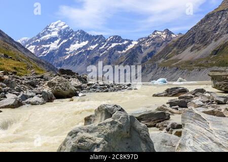 La rivière Hooker s'écoulant du lac glaciaire, le lac Hooker avec le Mont Cook en arrière-plan. Banque D'Images