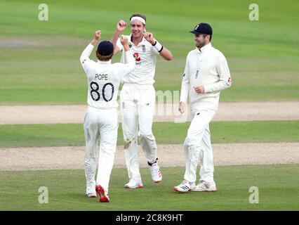 Stuart Broad (au centre), en Angleterre, célèbre avec ses coéquipiers après avoir pris le cricket de Roston Chase aux Antilles pendant la deuxième journée du troisième test à Emirates Old Trafford, Manchester. Banque D'Images