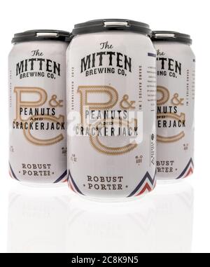 Winneconne, WI - 12 juillet 2020 : un pack de quatre de la société de brassage Mitten robuste de porter arachides et bière de craquage sur un fond isolé Banque D'Images