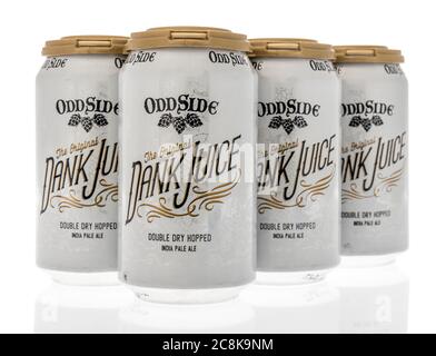 Winneconne, WI - 12 juillet 2020: Un paquet de six de Odd Side Double Dry à saule IPA la bière originale au jus de dank sur un fond isolé Banque D'Images