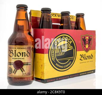 Winneconne, WISCONSIN - 12 juillet 2020 : six packs de bière blonde de style belge à l'Ore sur un fond isolé Banque D'Images