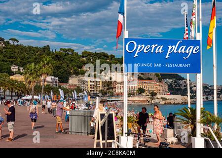 Célèbre Plage de l'Opéra à Nice - VILLE DE NICE, FRANCE - 10 JUILLET 2020 Banque D'Images