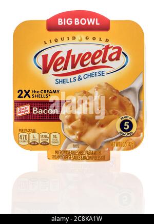 Winneconne, WI - 19 juillet 2020 : un paquet de Velveeta grand bol de coquillages d'or liquide et de fromage avec bacon sur un fond isolé Banque D'Images