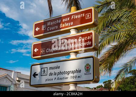 Panneaux de direction dans la ville de Nice - VILLE DE NICE, FRANCE - 10 JUILLET 2020 Banque D'Images