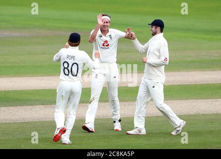 Stuart Broad (au centre), en Angleterre, célèbre avec ses coéquipiers après avoir pris le cricket de Roston Chase aux Antilles pendant la deuxième journée du troisième test à Emirates Old Trafford, Manchester. Banque D'Images