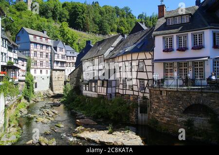 Monschau, Allemagne (Eifel) - juillet 9. 2020: Vue sur la rivière avec des maisons en bois monument au centre du village médiéval Banque D'Images