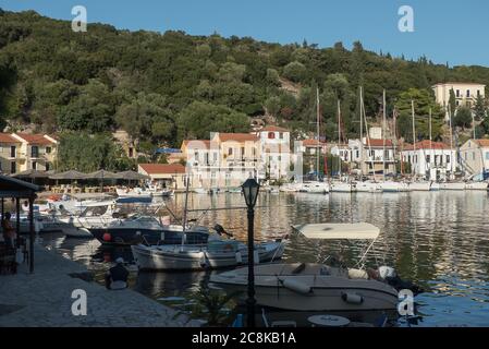 Ithaca en Grèce : le joli vlllage et port de Kioni Banque D'Images