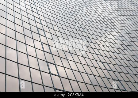 Surface de verre des gratte-ciel vue dans le district de centres d'affaires avec la réflexion sur elle, noir et blanc Banque D'Images