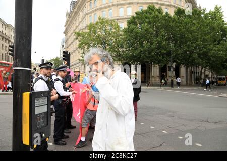 Trafalgar Square, Londres, Royaume-Uni, le 25 juillet 2020 : Beyond Politics a tenu un assemblage ouvert à Trafalgar Square, suivi d'un petit barrage routier juste à côté de la place. Au-delà de la politique est fondée par l'ancien fondateur de la rébellion d'extinction Roger Halllam, le mandat des groupes est de faire tomber le gouvernement et de former des assemblées de citoyens gérées par le grand public. Crédit Natasha Quarmby/ ALAMY Live Banque D'Images