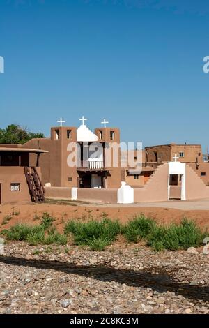 Red Willow Creek et l'église San Geronimo (1850), Taos Pueblo, New Mexico USA Banque D'Images