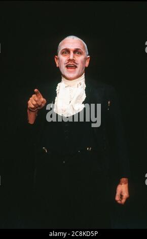 Steven Berkoff dans LE COEUR DE CONTE adapté de la courte histoire par Edgar Allen PoE à l'entrepôt de Donmar, Londres WC2 09/12/1985 Banque D'Images