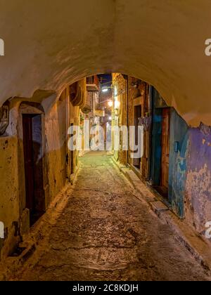 Marche de nuit. Mesta est l'un des plus beaux villages de l'île de Chios, en Grèce. Sa texture urbaine élaborée donne l'impression d'un labyrinthe. Banque D'Images