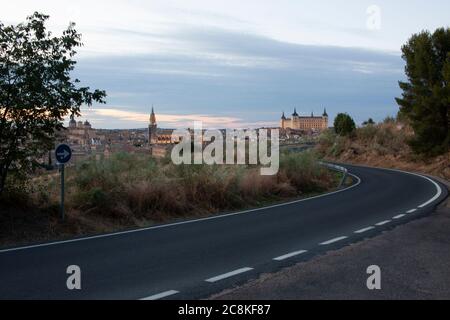 Coucher de soleil à Tolède, Espagne, vue d'une route. Banque D'Images