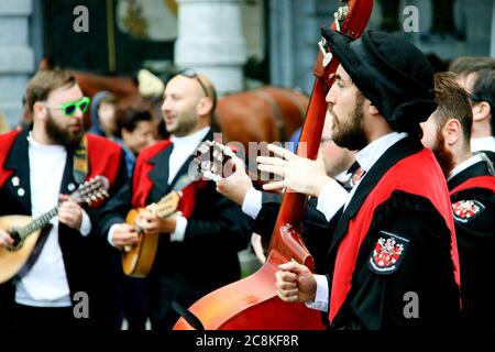 Un groupe d'étudiants portugais jouant des instruments et chantant à la Grand place de Bruxelles. Banque D'Images