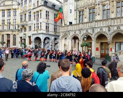 Un groupe d'étudiants portugais jouant des instruments et chantant dans un concert public à la Grand-place de Bruxelles. Banque D'Images