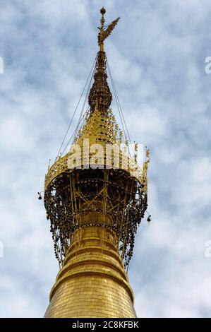 Le sommet de la pagode Shwedagon avec le turban, unbrella contre le ciel Banque D'Images