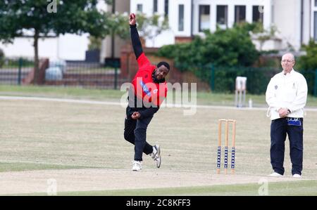 BILLERICAY, Royaume-Uni, JUILLET 25: Jermaine Shillingford de Hornchurch CC pendant Shepherd Neame Essex Cricket League Gooch Division entre Hornchurch CC et Burkhurst Hill CC au Harrow Lodge Park Cricket Club, Hornchurch le 25 juillet 2020 crédit: Action Foto Sport/Alay Live News Banque D'Images