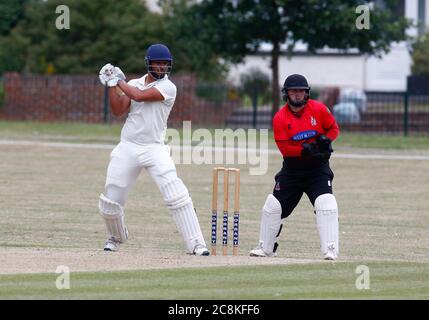 BILLERICAY, Royaume-Uni, JUILLET 25: Ryan Karunakaran de Buckhurst Hill CC pendant Shepherd Neame Essex Cricket League Gooch Division entre Hornchurch CC et Burkhurst Hill CC au Harrow Lodge Park Cricket Club, Hornchurch le 25 juillet 2020 crédit: Action Foto Sport/Alay Live News Banque D'Images