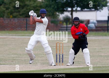 BILLERICAY, Royaume-Uni, JUILLET 25: Ryan Karunakaran de Buckhurst Hill CC pendant Shepherd Neame Essex Cricket League Gooch Division entre Hornchurch CC et Burkhurst Hill CC au Harrow Lodge Park Cricket Club, Hornchurch le 25 juillet 2020 crédit: Action Foto Sport/Alay Live News Banque D'Images
