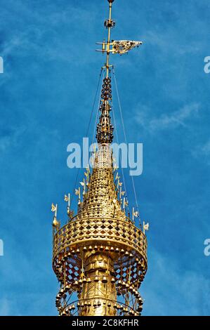 Le sommet de la pagode Shwedagon avec turban, unbrella contre le ciel bleu profond Banque D'Images