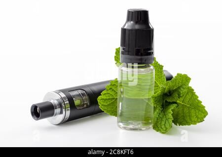 Alternative au tabagisme, cigarettes de cesser de fumer et le cancer prévention de la technologie concentré de jus de vape à saveur de menthe et stylo à vaporing électrique isola Banque D'Images