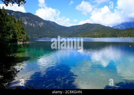 vue sur l'eibsee en dessous du zugspitze en bavière Banque D'Images