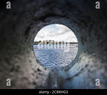 Vue sur le pont Infinity depuis un tuyau cylindrique au Tees barrage, Stockton on Tees, Angleterre Banque D'Images