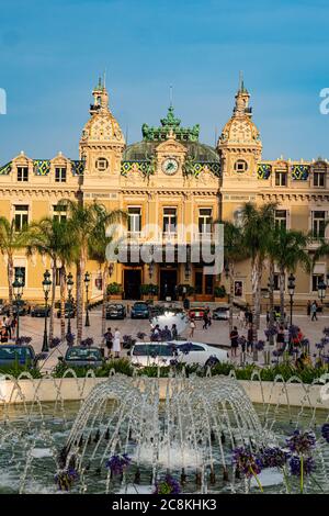 Célèbre Casino de Monte Carlo à Monaco - VILLE DE MONTE CARLO, MONACO - 11 JUILLET 2020 Banque D'Images