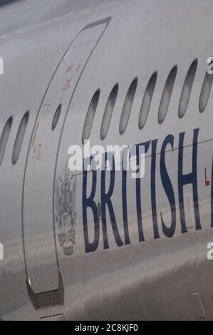 Glasgow, Écosse, Royaume-Uni. 21 juillet 2020. Photo : les Airbus A319/A320/A321 de British Airways (BA) sont installés sur la deuxième piste de l'aéroport de Glasgow en attendant leur sort de vente ou de mise en stock. Depuis mars, ces avions sont inactifs sur le tarmac des aéroports, doe à la crise mondiale du coronavirus (COVID19). Crédit : Colin Fisher/Alay Live News. Banque D'Images