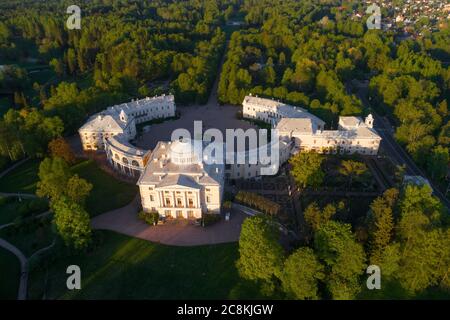 Au-dessus du palais de Pavlovsk, dans une soirée ensoleillée de mai (photographie aérienne). Pavlovsk, environs de Saint-Pétersbourg Banque D'Images