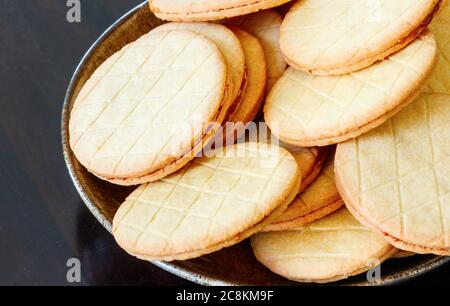 Plat avec des biscuits au sirop hollandais (stropkoeken) une variante de la célèbre gaufre au sirop de Gouda (stropwafels). Banque D'Images