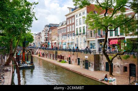 Centre ville d'Utrecht. Maisons, boutiques et quais médiévaux à l'Oudegracht (Vieux Canal) le matin ensoleillé. Pays-Bas. Banque D'Images