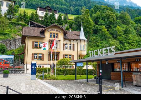 Train Pilatus - le chemin de fer à crémaillère le plus raide au monde - ALPNAC HSTAD, SUISSE - 15 JUILLET 2020 Banque D'Images