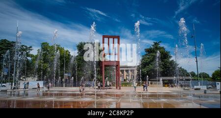 Monument Broken chair aux Nations Unies à Genève - GENÈVE, SUISSE - 9 JUILLET 2020 Banque D'Images