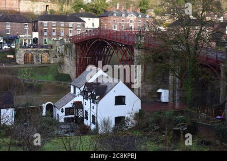 Ironbridge, Shropshire, UK un cottage au bord de la rivière à côté du célèbre pont de fer Banque D'Images