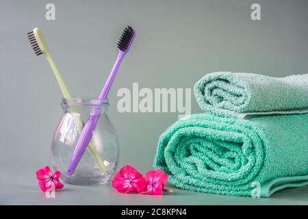 kit d'hygiène personnelle dans le hotel.decorated avec fleurs roses. Banque D'Images