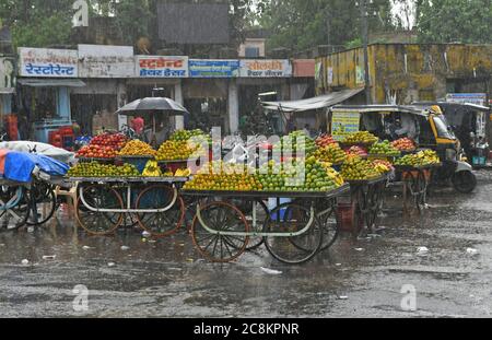 Beawar, Rajasthan, Inde, 24 juillet 2020: Charrettes à fruits sans vendeurs sur un marché sous une forte pluie à Beawar. Crédit : Sumit Saraswat/Alay Live News Banque D'Images