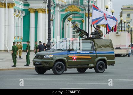 ST. PETERSBOURG, RUSSIE - 20 JUIN 2020 : voiture patriote UAZ de la police de la circulation à la répétition du défilé militaire en l'honneur du jour de la victoire Banque D'Images