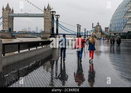 Londres, Royaume-Uni. 25 juillet 2020. Les gens apprécient leur samedi à proximité de l'hôtel de ville et du Tower Bridge, malgré le temps de plus en plus sombre et pluvieux à Londres aujourd'hui crédit: Imagetraceur/Alamy Live News Banque D'Images