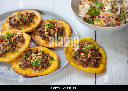 Tartes à la viande ouvertes avec du mince d'agneau et des pistaches Banque D'Images