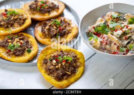 Tartes à la viande ouvertes avec du mince d'agneau et des pistaches Banque D'Images