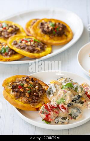 Tartes à la viande ouvertes avec du mince d'agneau et des pistaches Banque D'Images