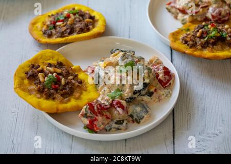 Tartes à la viande ouvertes avec du mince d'agneau et des pistaches Banque D'Images