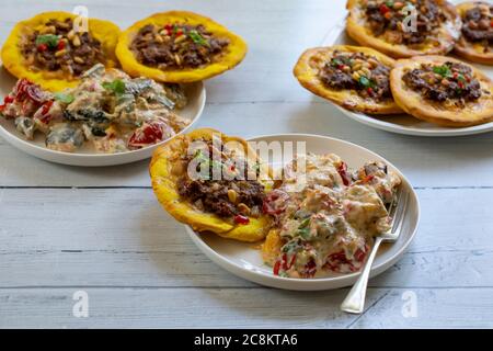 Tartes à la viande ouvertes avec du mince d'agneau et des pistaches Banque D'Images