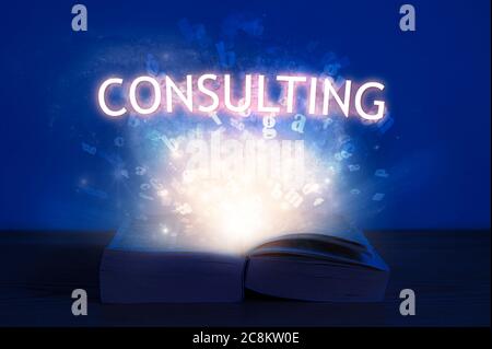 Livre ouvert avec inscription de conseil. La lumière vient de livre ouvert avec le conseil de mot. Banque D'Images